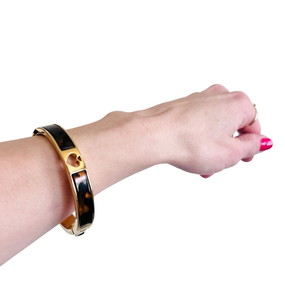 KATE SPADE Hole Punch Spade Bangle Snap Closure Tortoise Gold-Tone Bracelet OS - Picture 5 of 9
